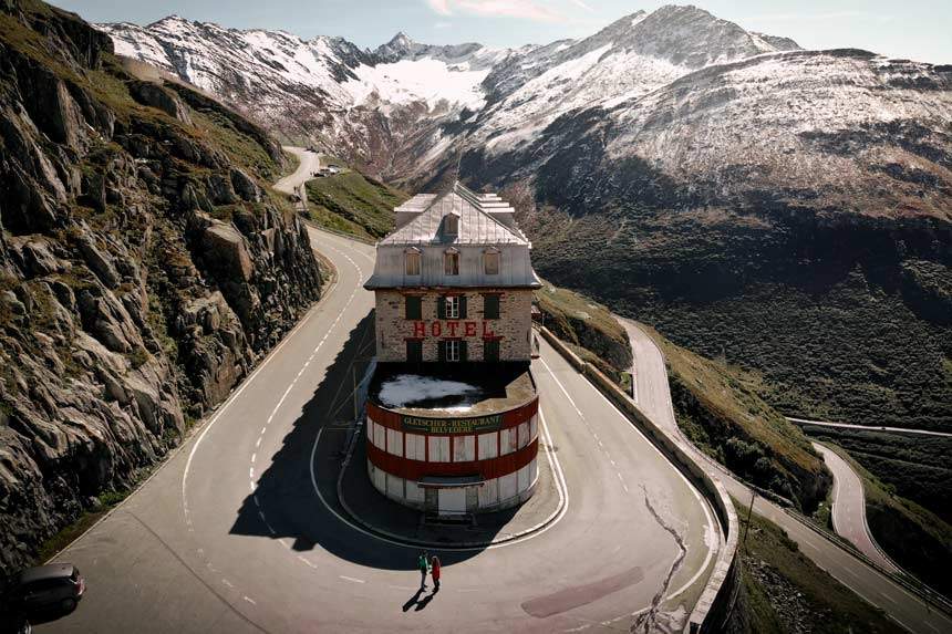 Carreteras de Montaña en los Alpes Suizos en Moto Eléctrica